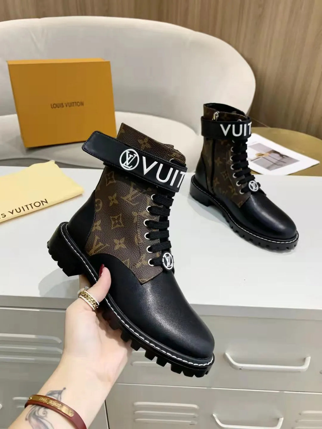 Women Boots A742